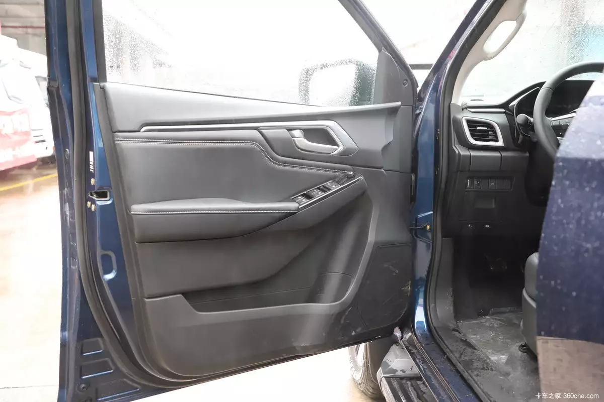 Qingling Isuzu T30 Explorer 2024 Comfort Edition 3.0T Diesel 143HP 2WD Manual Double-row Pickup Cab
